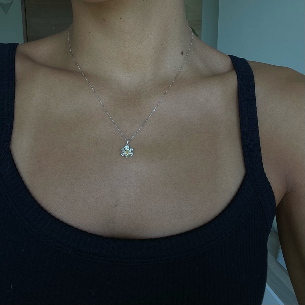 Daisy white gold necklace